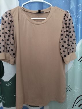 Women’s Tan Puff Sleeve Dot-Print Tee by